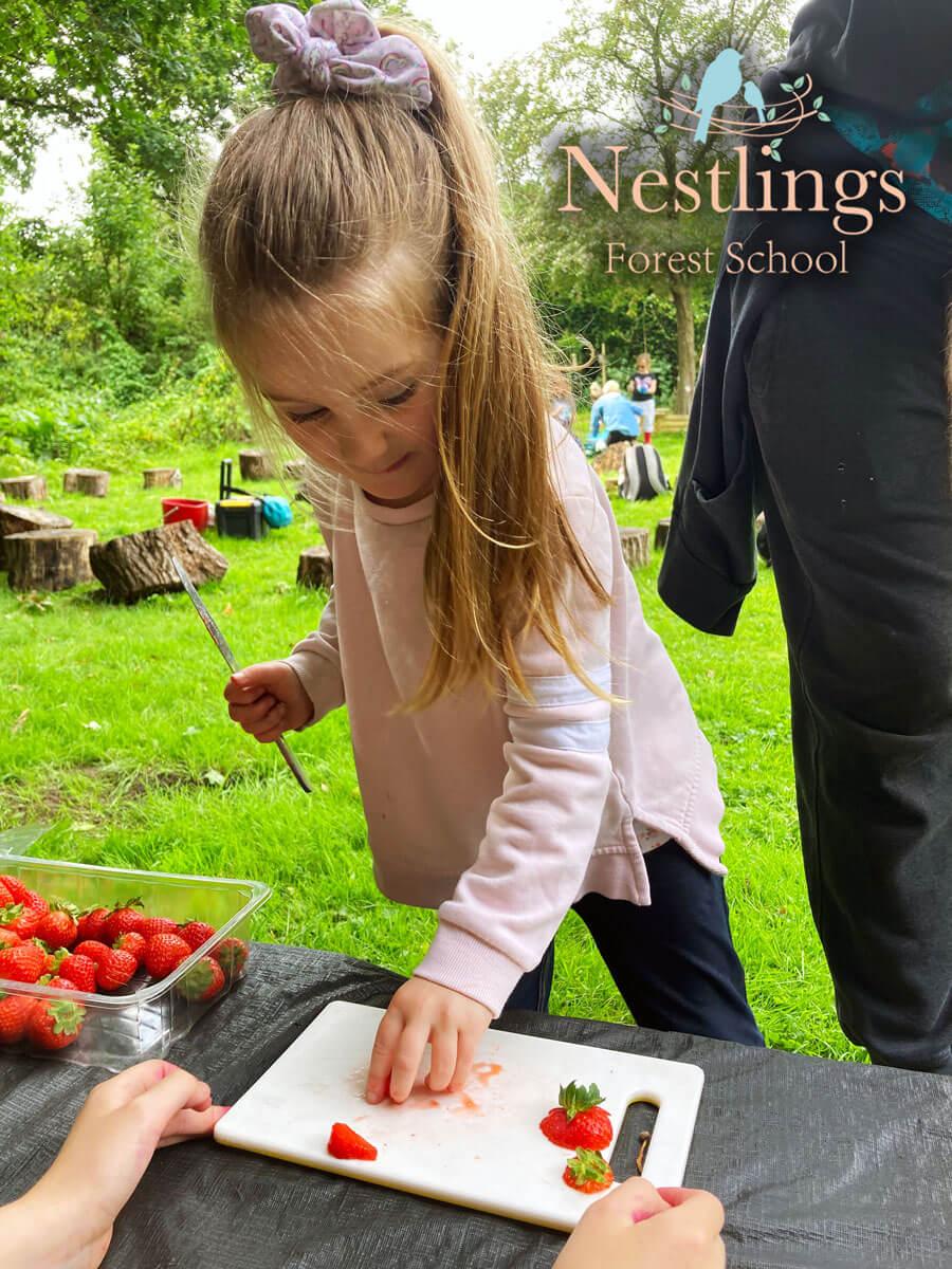 chopping strawberrys